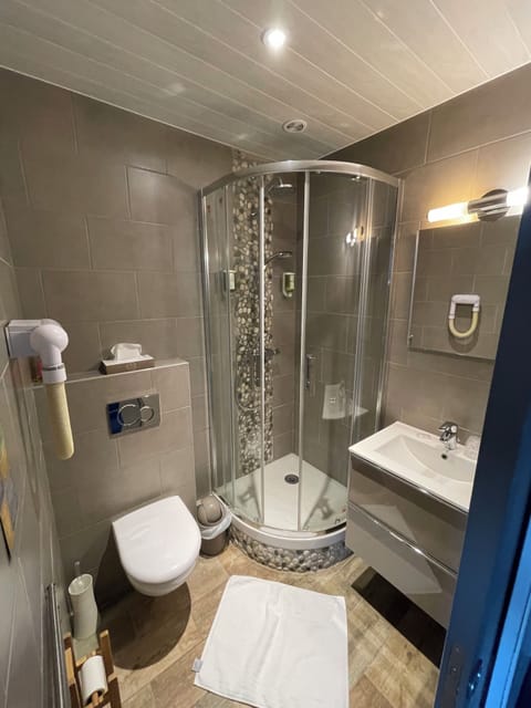 Basic Room, Sea View, Mezzanine | Bathroom | Hair dryer, towels, soap, shampoo