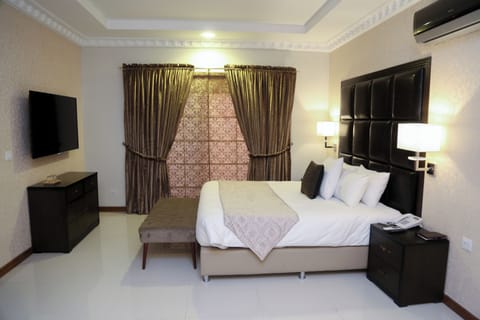 Executive Double Room | In-room safe, blackout drapes, iron/ironing board, free WiFi