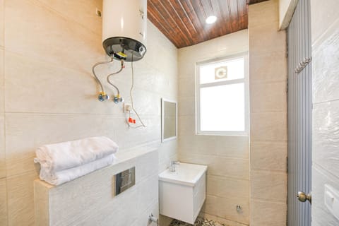 Shower, rainfall showerhead, free toiletries, towels