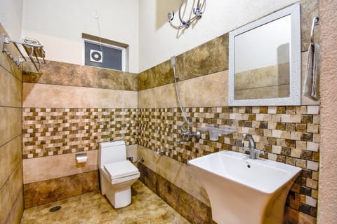 Premium Room | Bathroom | Shower, rainfall showerhead, free toiletries, towels