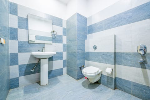 Deluxe Room | Bathroom | Shower, rainfall showerhead, free toiletries, towels