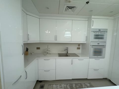 Luxury Single Room, Sea View | Private kitchen | Shared fridge, microwave