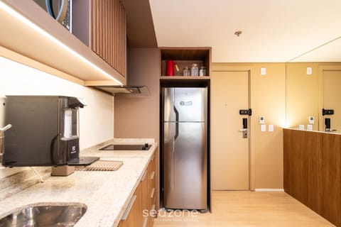 Basic Apartment | Private kitchen | Mini-fridge, microwave, coffee/tea maker, cookware/dishes/utensils