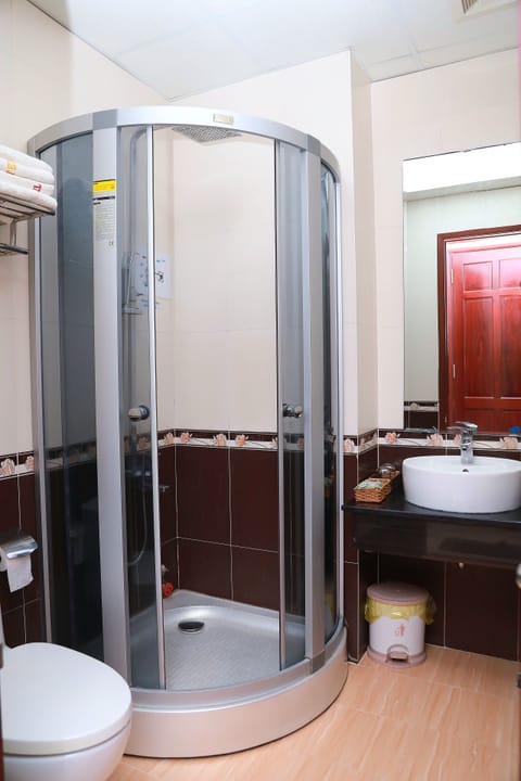 Deluxe Quadruple Room | Bathroom | Shower, free toiletries, slippers, towels