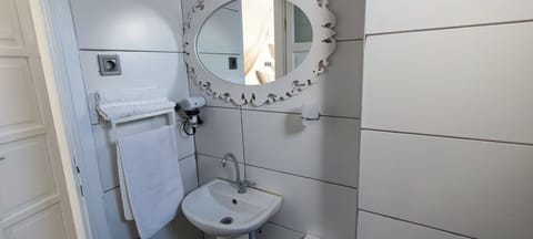 Deluxe Triple Room | Bathroom