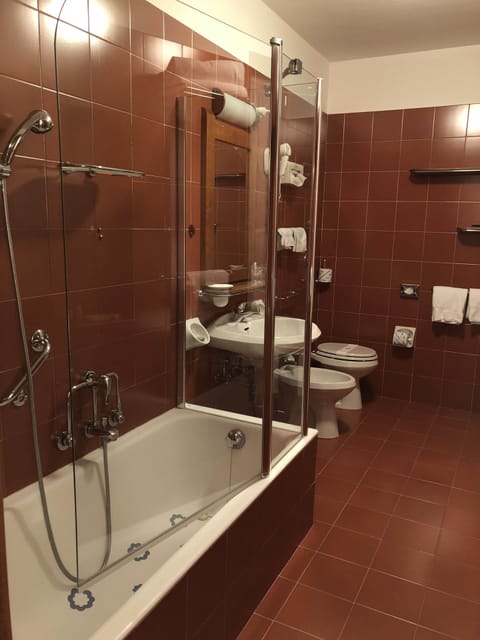 Deep soaking tub, free toiletries, hair dryer, slippers