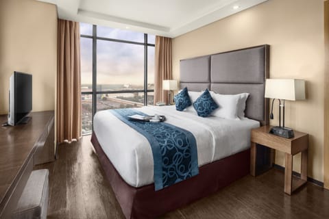 Executive Suite | Premium bedding, minibar, in-room safe, desk