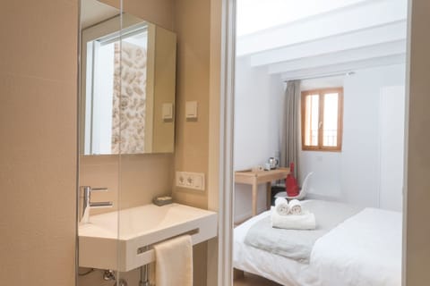 Superior Double Room (Quinze) | Bathroom | Shower, free toiletries, hair dryer, bathrobes