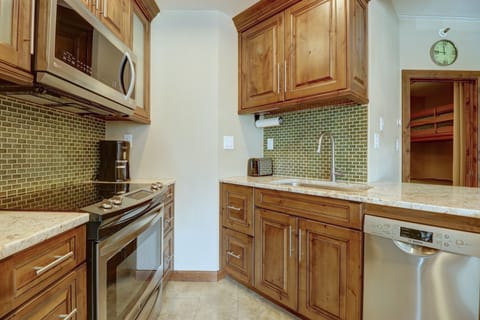 Studio | Private kitchen | Fridge, oven, coffee/tea maker, toaster