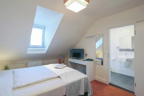 Deluxe Double or Twin Room, City View | Bathroom | Shower, hair dryer, towels, soap