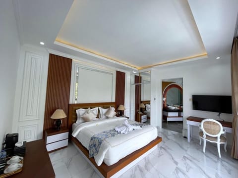 Deluxe Room | Desk, bed sheets