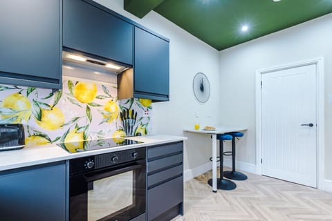 Full-size fridge, microwave, oven, stovetop