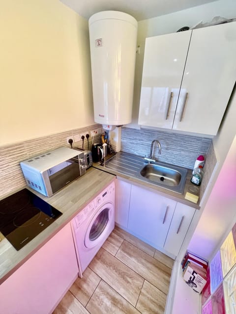 Studio | Private kitchen | Fridge, microwave, oven, stovetop