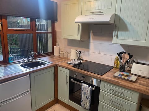 Chalet | Private kitchen | Fridge, microwave, oven, stovetop