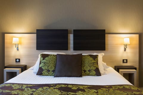 Executive Suite, 1 King Bed, Bathtub (Living Room) | Premium bedding, Select Comfort beds, minibar, in-room safe