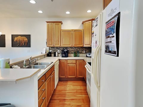 Townhome, Multiple Beds, Hot Tub | Private kitchen | Fridge, microwave, oven, stovetop