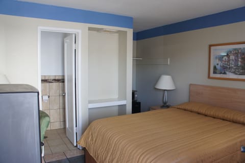 Room, 1 King Bed, Non Smoking, Kitchenette | Blackout drapes, iron/ironing board, free WiFi