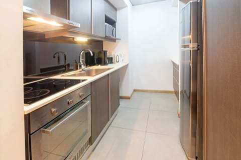 Family Apartment, Garden View | Private kitchen | Fridge, microwave, oven, electric kettle