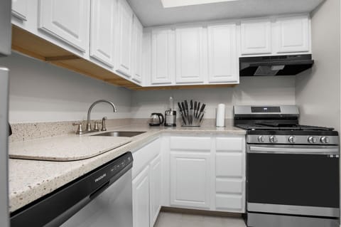 City Apartment, Kitchen | Private kitchen | Microwave, oven, stovetop, dishwasher