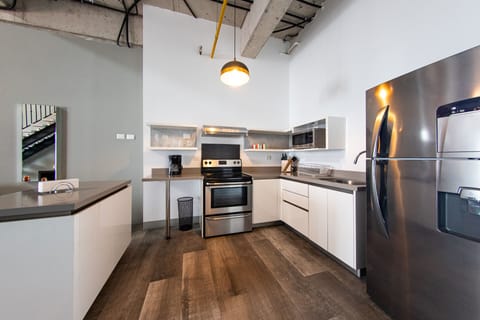 Loft (J5-202) | Private kitchen | Full-size fridge, microwave, oven, dishwasher