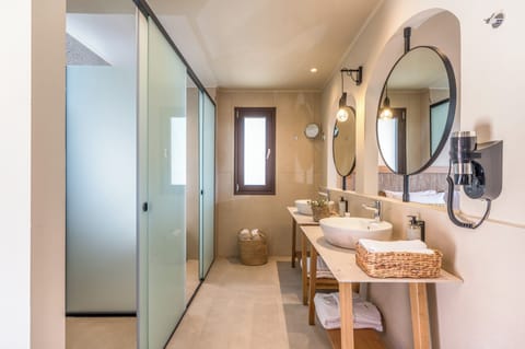 Suite, Sea View | Bathroom | Shower, free toiletries, hair dryer, towels