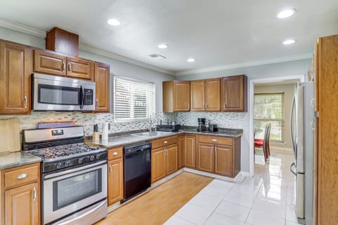 House (3 Bedrooms) | Private kitchen | Microwave, oven, stovetop, dishwasher