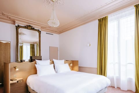 Family Room, 1 King Bed | In-room safe, blackout drapes, iron/ironing board, free WiFi