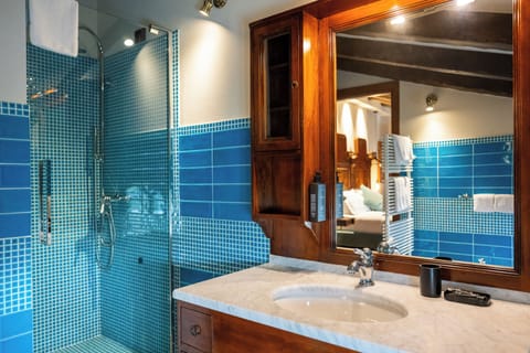 Deluxe Room, River View | Bathroom | Hair dryer, bidet, towels