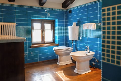 Deluxe Room, River View | Bathroom | Hair dryer, bidet, towels