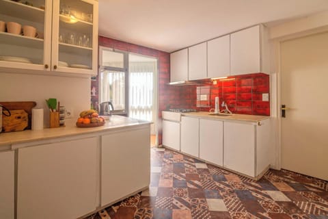 Family Apartment, City View | Private kitchen