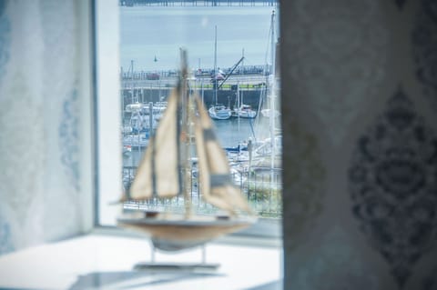 32-inch Smart TV with cable channels, heated floors