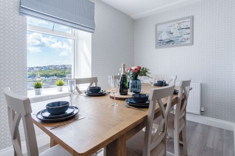 32-inch Smart TV with cable channels, heated floors