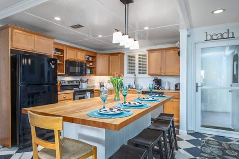 Condo (Kingston Arms 1st Fl Cottage) | Private kitchen