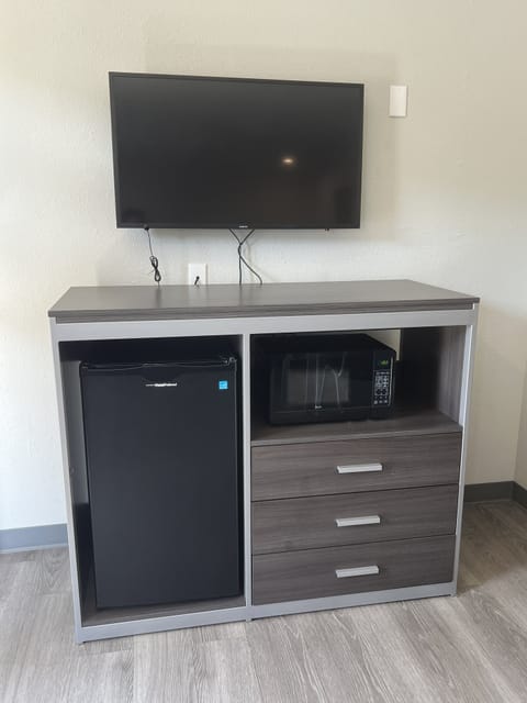 Deluxe Single Room, 1 King Bed, Private Bathroom | Interior