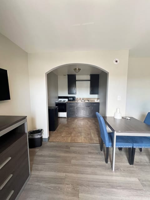 Comfort Studio Suite | Private kitchen | Mini-fridge, microwave