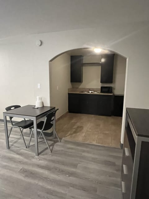 Comfort Studio Suite | Private kitchen | Mini-fridge, microwave