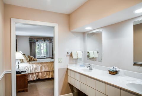 Suite, 1 King Bed | Bathroom | Free toiletries, hair dryer, towels