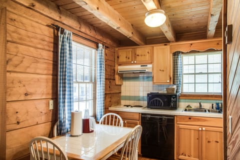 Cabin | Private kitchen | Fridge, microwave, coffee/tea maker