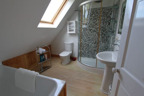 Deluxe Suite, Ensuite, Garden View (1) | Bathroom | Free toiletries, hair dryer, towels, soap