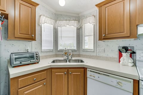 House (2 Bedrooms) | Private kitchen | Microwave, oven, stovetop, dishwasher