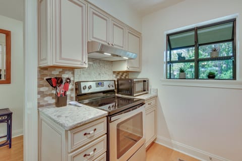 Apartment (4 Bedrooms) | Private kitchen | Microwave, oven, stovetop, dishwasher