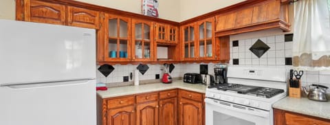 Apartment, 3 Bedrooms, Non Smoking | Private kitchen | Full-size fridge, microwave, oven, toaster