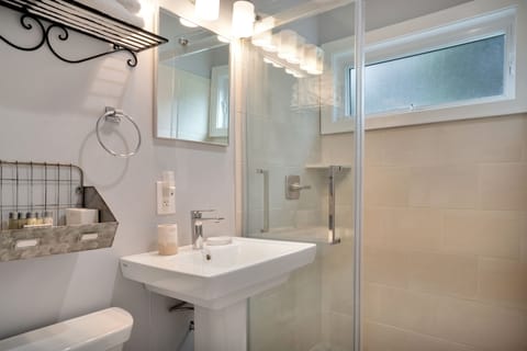 Apartment | Bathroom | Shower, hair dryer, towels