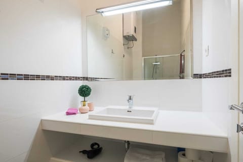 Apartment, Beach View | Bathroom | Shower, free toiletries, hair dryer, towels