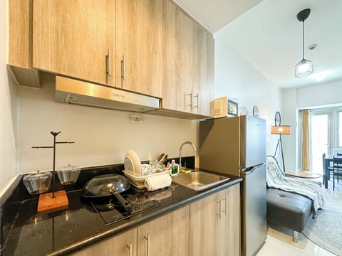 Design Condo, Multiple Beds, Non Smoking, Balcony | Private kitchen | Fridge, microwave, stovetop, electric kettle