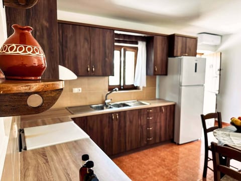 House, 1 Bedroom, Garden View | Private kitchen