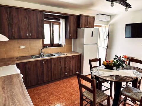 House, 1 Bedroom, Garden View | Private kitchen