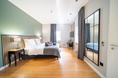 Suite | Desk, laptop workspace, blackout drapes, soundproofing