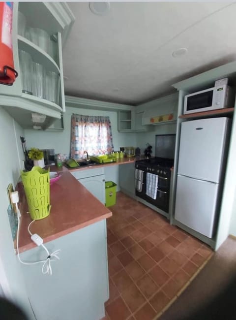 Chalet | Private kitchen | Fridge, microwave, oven, stovetop