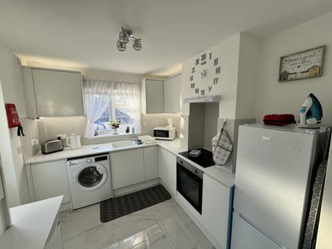 House | Private kitchen | Fridge, microwave, oven, stovetop